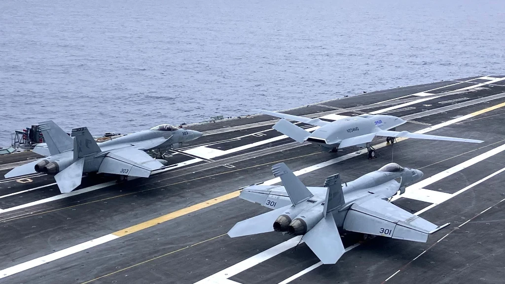 Безпілотний літак-заправник MQ-25A Stingray на палубі авіаносця USS Nimitz